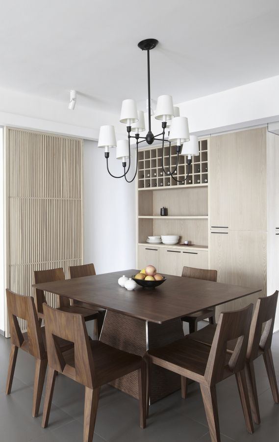 Esszimmer mit Holzmöbeln